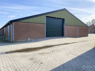 Deze opslagruimte, op een gepolierde betonvloer, heeft een oppervlakte van 232m² en is bereikbaar via een schuifpoort (4m breed, 2m hoog) alsook...