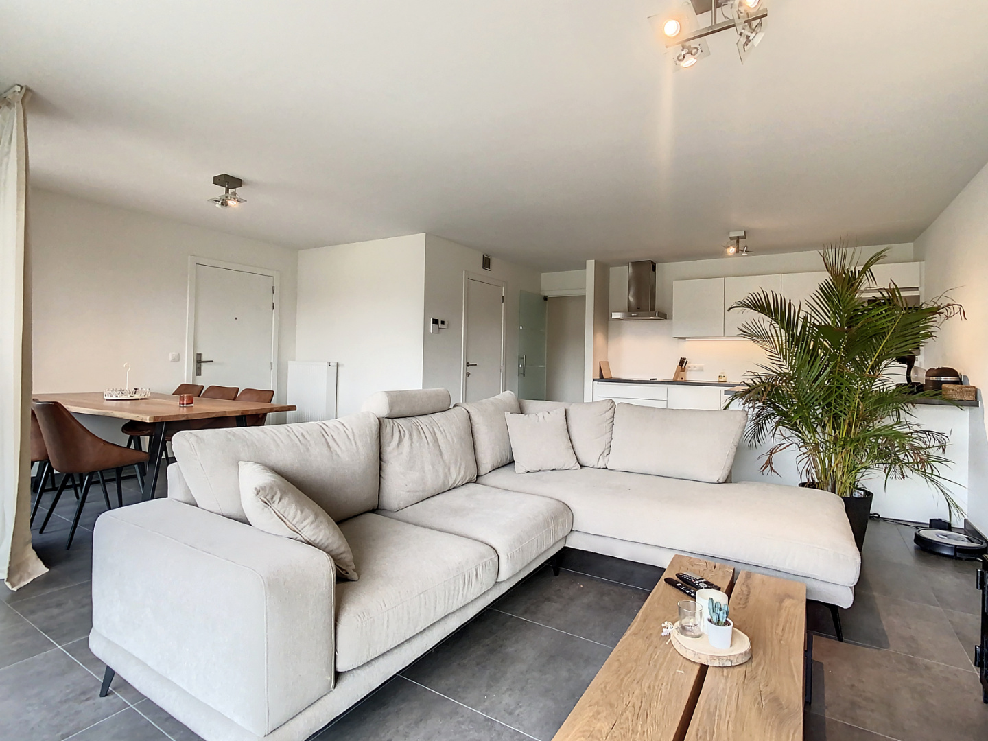 Te huur, energiezuinig en ruim 2-slaapkamer appartement met autostaanplaats gelegen te Nevele - foto 2