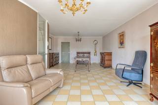 In de rustige en doodlopende Camiel Verstraetenstraat te Bazel bevindt zich dit verzorgde en ruime 2-slaapkamerappartement op de eerste verdieping van <strong>een kleinschalig en uitstekend onderhouden appartementsgebouw</strong>, opgetrokken in 2000 met duurzame en kwalitatieve materialen. Dankzij de gunstige ligging geniet u van alle rust, terwijl winkels, openbaar vervoer en belangrijke invalswegen zich op korte afstand bevinden.<br /><br />Het appartement is bereikbaar via <strong>zowel trap als lift</strong> en verwelkomt u in een ruime inkomhal met apart gastentoilet. De lichtrijke woonkamer biedt een aangename leefruimte en geeft rechtstreeks toegang tot<strong> het zonovergoten terras</strong>, uitgerust met een praktische zonneluifel zodat u optimaal van de buitenruimte kunt genieten.<br />Aansluitend bevindt zich de zeer goed onderhouden keuken, voorzien van alle hedendaags comfort en voldoende werk- en bergruimte.<br /><br />Achteraan het appartement bevinden zich <strong>twee volwaardige slaapkamers</strong> van respectievelijk 14 m² en 11 m². De ruime badkamer is uitgerust met zowel een ligbad als een douche. Verder beschikt het appartement over een aparte wasruimte met aansluiting voor een wasmachine en de recent vernieuwde verwarmingsketel.<br />Als extra troeven beschikt dit appartement over <strong>een privatieve kelderberging én een ruime ondergrondse garage</strong>, beide eveneens bereikbaar via lift of trap.<br /><br />Een ideale opportuniteit voor wie op zoek is naar een ruim, comfortabel en uitstekend onderhouden appartement op een rustige toplocatie in Bazel. Een bezoek zal je onmiddellijk overtuigen!<br />Plan zeker een bezoek in via 03/775.78.79<br />Ben je ook van plan jouw eigendom te verkopen? Maak een afspraak voor een gratis schatting, wij maken er samen een succesverhaal van.