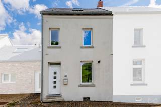 Au cœur du village d’Incourt, à proximité immédiate des commodités et des promenades, cette agréable maison de village séduira ceux qui recherchent...