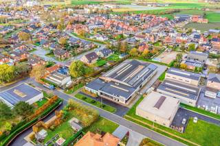 Bedrijfsgebouw met woning op ca. 4.714 m² te huur in Oostnieuwkerke-Staden, nabij Roeselare.Gelegen in zone voor ambachtelijke...