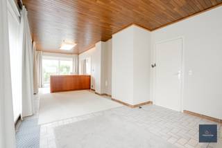 ZIE INSCHRIJVINGEN - www.makelaarshuys.be of deze link ; https://ap.lc/KqJAj Deze instapklare HOB met bijhorende uitpandige garage bevindt zich in een aangename en rustige straat in Mariakerke, meer bepaald in de Zandekensstraat. De woning (1977) combineert een solide structuur met een praktische indeling en heel wat potentieel voor wie comfortabel wil wonen op een mooie locatie.<br />Bij het binnenkomen wordt u verwelkomd in een verzorgde inkomhal met gastentoilet. Vanuit de hal komt u in de lichtrijke leefruimte, waar grote raampartijen zorgen voor een aangename lichtinval en een mooi zicht op zowel de straatzijde als de tuin. De living biedt voldoende ruimte om een gezellige zithoek en een volwaardige eetplaats in te richten.<br />Aansluitend bevindt zich de volledig ingerichte keuken, die praktisch is ingedeeld en directe toegang biedt tot de ruime, droge kelder. Deze kelder is bijzonder handig als extra bergruimte en hier bevindt zich tevens de gaswandketel.<br />Op de 1ste vindt u de nachthal met een aparte toilet, een badkamer en drie slaapkamers. <br />Via een schuiftrap op de overloop bereikt u de zolderverdieping, die momenteel is opgedeeld in twee aparte ruimtes. Bovendien werd het dak reeds vernieuwd en geïsoleerd.<br />De woning beschikt daarnaast over een handige oprit en een ruime, uitpandige garage.<br />Tot slot is er de prachtige tuin, die perfect georiënteerd is en uitnodigt om in alle rust te genieten van zon.<br />Heeft u interesse of wenst u meer informatie? bel of mail.
