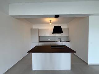 Quares - TREVI Groep presenteert:<br />
<p>Stap binnen in deze indrukwekkende en lichtrijke loft waar ruimte, comfort en een moderne afwerking perfect samenkomen. De royale leefruimte met hoge plafonds en een open vide zorgt voor een uitzonderlijk gevoel van volume, terwijl de grote raampartijen het volledige pand laten baden in natuurlijk daglicht.<span></span></p>
<p>De stijlvolle, volledig uitgeruste open keuken met ruim kookeiland vormt het hart van de woning en sluit naadloos aan op de leefruimte, ideaal voor gezellige avonden met familie en vrienden. Op de mezzanine bevindt zich een bijzonder ruime slaapkamer die dankzij de open indeling een uniek loftgevoel creëert.</p>
<p>De woning beschikt bovendien over twee moderne badkamers, elk voorzien van een inloopdouche, wat zorgt voor optimaal comfort. Praktische extra's zoals twee afzonderlijke bergingen bieden heel wat opbergruimte.</p>
<p>Als absolute troef beschikt deze loft over een ruim dakterras, waar je in alle rust kan genieten van de buitenlucht. De combinatie van de indrukwekkende volumes, overvloedige lichtinval en kwalitatieve afwerking maakt van deze instapklare loft een unieke woongelegenheid voor wie op zoek is naar een eigentijdse woning met karakter en uitzonderlijk veel ruimte.</p>