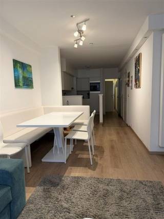 <h3><span>TE KOOP Gelijkvloers appartement met 2 slaapkamers nabij het strand van Oostende</span></h3><p><span>Op zoek naar een appartement op een uitstekende locatie aan de Belgische kust? Dit aangename appartement bevindt zich in het centrum van Oostende, op slechts twee minuten wandelen van het strand. Dankzij de centrale ligging bevinden winkels, restaurants, openbaar vervoer en tal van ontspanningsmogelijkheden zich binnen handbereik.</span></p><p><span>Het appartement beschikt over een gezellige woonkamer met toegang tot het terras, waar u geniet van uitzicht over de stad. De uitgeruste keuken is onder meer voorzien van een koelkast en vaatwasser.</span></p><p><span>Verder zijn er twee volwaardige slaapkamers en een badkamer met douche aanwezig.</span></p><p><span>Troeven:</span></p><ul><li><span>Uitstekende ligging in het centrum van Oostende </span></li><li><span>Op slechts twee minuten wandelen van het strand </span></li><li><span>Twee slaapkamers </span></li><li><span>Gezellige woonkamer </span></li><li><span>Uitgeruste keuken </span></li><li><span>Gelijkvloers appartement met achterkoer en berging </span></li><li><span>Badkamer met douche </span></li><li><span>Gratis wifi aanwezig </span></li><li><span>Slechts 5 km van de luchthaven Oostende-Brugge </span></li></ul><p><span> </span></p><p><span>Een interessante opportuniteit voor wie op zoek is naar een eigen verblijf aan zee, een tweede verblijf of een aantrekkelijk gelegen vastgoedinvestering.</span></p><p><span> </span></p><p><span>Meer informatie of een bezichtiging?</span><span><br />0484357067</span></p><p><span>Carolien@jemar.be</span></p>