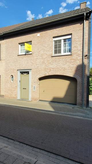 Instapklare gezinswoning (2006) met EPC B, inpandige garage, hoogwaardige Dovy-keuken (2021) en prachtige tuin met pergola (28m²). Beschikt over 3 slaapkamers en een enorme zolder van 70m² met tal van uitbreidingsmogelijkheden. Geen renovatieplicht en asbest-vrij!<br /><br />BEZOEKDAGEN: Op afspraak ZATERDAG 4 JULI en ZONDAG 5 JULI 2026(0497 05 32 15°<br /><br />Energiezuinige woning zonder renovatieplicht in het centrum van Machelen, vlak bij het park, scholen, winkels en openbaar vervoer. Vlotte verbinding met de E19, Brussel en de luchthaven. Bewoonbare oppervlakte van 160m² op een perceel van 320m².<br /><br />Gelijkvloers: Inkomhal met gastentoilet. Lichtrijke leefruimte aansluitend op een hoogwaardige Dovy-keuken (2021) met topklasse toestellen (Falcon-fornuis, wijnkoeler, vaatwasser, extra oven, grote koelkast). Praktische berging en inpandige garage met automatische poort.<br /><br />Tuin & Buitenruimte (Zuid-Oost): Zonnige tuin (190m²) met optimale privacy. Voorzien van ruim terras, prachtige pergola (28m²) met ingebouwde verlichting en zonnewering, tweede loungeterras achteraan en groot tuinhuis.<br /><br />1ste verdieping: 3 ruime slaapkamers (12m², 12m² en 17m²), apart toilet en badkamer met dubbele lavabo, inloopdouche en ligbad.<br /><br />Zolder (70m²): Recent geïsoleerde zolderverdieping met uniek potentieel (extra slaapkamers of master suite). Voorzieningen voor een vaste trap zijn reeds aanwezig.<br /><br />Verkoopvoorwaarden: Aangeboden met een "Bieden vanaf"-prijs van € 499.000. Elk bod vanaf dit bedrag wordt overwogen. Deze prijs is een uitnodiging tot het doen van een bod en is niet bindend voor de verkopers. De eigenaars behouden zich het recht voor elk bod al dan niet te aanvaarden.