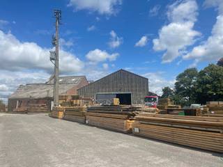 📍 For Sale – Warehouse with Land – Rue PhilippebourgWe are pleased to offer a mixed-use property in a convenient location, consisting of: *...