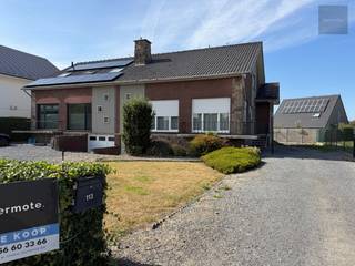Met zijn leuke indeling en vintage stijl biedt deze woning zeer veel mogelijkheden.<br />Momenteel situeren alle leefruimtes zich op één verdiep, maar de zolderverdieping biedt voldoende uitbreidingmogelijkheden.<br />Gezien de woning ook grotendeels onderkelderd is, is er aan extra ruimte geen gebrek.<br />Indeling :<br />- ruime inkomhall met mogelijk tot plaatsen vaste trap<br />- gastentoilet<br />- ruime en lichtrijke living in L-vorm (45m²)<br />- keuken<br />- vernieuwde badkamer met ligbad en douche<br />- twee slaapkamers (13 & 20m²)<br />- kelderverdieping met garage, wasplaats en berging<br />- zolderverdieping met mogelijkheid bijkomende slaapkamers<br />Rondom de woning bevindt zowel vooraan, als achteren een oprit- en tuingedeelte.<br />Maak nu uw afspraak om deze leuke woning en haar mogelijkheden te ontdekken.