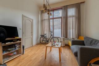 Op een boogscheut van de Grote Markt, pal in het bruisende centrum van Dendermonde, vinden we deze interessante beleggingseigendom bestaande uit twee verhuurde appartementen. Een ideale opportuniteit voor de investeerder die op zoek is naar een pand met onmiddellijke huuropbrengst én bijkomend potentieel. Mits een kleine facelift kunnen de appartementen opnieuw volledig tot hun recht komen en uitgroeien tot echte pareltjes op een absolute toplocatie. Dankzij de centrale ligging bevinden winkels, horeca, openbaar vervoer en alle dagelijkse voorzieningen zich op wandelafstand. Een interessante investering op een gegeerde locatie in het hart van Dendermonde!<br />Voor meer informatie: dirk@berno.be