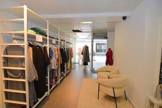 Handelspand in het bruisende hart van Mechelen.<br /><br />🏢 Kenmerken van het pand:<br />Commerciële topligging met veel passage en zichtbaarheid.<br />Grote vitrine <br />58 m² bruikbare oppervlakte<br />Sanitaire voorzieningen<br />Stockageruimte<br /><br />💼 Ideaal voor:<br />Startende ondernemers, gevestigde handelaars, pop-up concepten.<br /> <br />📞 Interesse?<br />Neem vandaag nog contact op via info@immovos.be of 0479 35 71 72 voor meer informatie of een bezoek ter plaatse. 