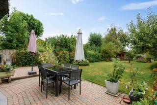 <p><span>Instapklare halfopen bebouwing met 4 slaapkamers, bureau en zuidwestgerichte tuin in centrum van Aartselaar</span></p><p><span> </span></p><p><span>Deze verzorgde en goed onderhouden halfopen bebouwing combineert ruimte, comfort en energiezuinigheid op een uitstekende locatie in Aartselaar. De woning staat op een mooi zuidwest georiënteerd perceel van 610 m² en beschikt over maar liefst 4 slaapkamers, een extra bureaukamer, een ruime garage en een oprit voor meerdere wagens.</span></p><p><span>Dankzij de 17 zonnepanelen in combinatie met een thuisbatterij en de aanwezige airco’s geniet u bovendien van hedendaags wooncomfort.</span></p><p><span> </span></p><p><span>Indeling:</span></p><p><span>Gelijkvloers</span></p><p><span>Bij binnenkomst valt meteen de lichtrijke en aangename leefruimte op. De open indeling zorgt voor een mooie verbinding tussen de woonkamer, eetruimte, keuken en de veranda/uitbouw.</span></p><p><span>De gezellige leefruimte is uitgerust met airconditioning. De open keuken is volledig ingericht en voorzien van de nodige toestellen. Aansluitend bevindt zich een praktische berging met douche, ideaal als extra bergruimte of voor dagelijks gebruik.</span></p><p><span>Via de grote schuiframen komt u rechtstreeks op het zonnige terras en in de verzorgde tuin. Dankzij de zuidwestelijke oriëntatie kunt u hier optimaal genieten van de zon. De tuin biedt bovendien veel privacy en vormt een heerlijke plek om te ontspannen, te spelen of gezellig samen te zijn met familie en vrienden.</span></p><p><span>Verder bevinden zich op het gelijkvloers een gastentoilet, ruime garage en een brede oprit met plaats voor meerdere wagens.</span></p><p><span> </span></p><p><span>Eerste verdieping</span></p><p><span>Op de eerste verdieping bevinden zich twee ruime slaapkamers voorzien van airco, naast een volledig uitgeruste badkamer met ligbad, lavabomeubel en toilet.</span></p><p><span>Daarnaast is er een veelzijdige extra ruimte die perfect dienst kan doen als bureaukamer, babykamer of dressing.</span></p><p><span> </span></p><p><span>Tweede verdieping</span></p><p><span>De tweede verdieping omvat nog twee volwaardige slaapkamers, waardoor de woning in totaal beschikt over vier slaapkamers. Ideaal voor een gezin, thuiswerk of wie nood heeft aan extra ruimte.</span></p><p><span> </span></p><p><span>Overzicht werken:</span></p><ul><li><span>Veranda/ uitbouw: 1999</span></li><li><span>Nieuwe verwarmingsketel= 2010</span></li><li><span>Ramen, garagepoort vernieuwd in 2013 </span></li><li><span>Plaatsen zonnepanelen: 17 stuks: 2016</span></li><li><span>Plaatsen airco: 2020</span></li><li><span>Thuis batterij voor de zonnepanelen: 2022</span></li></ul><p><span> </span></p><p><span>Troeven</span></p><ul><li><span>Zeer goed onderhouden halfopen bebouwing van 1991</span></li><li><span>4 slaapkamers + bureaukamer</span></li><li><span>Lichtrijke leefruimte op het gelijkvloers</span></li><li><span>Open keuken met toestellen</span></li><li><span>Veranda/uitbouw van 1999</span></li><li><span>Veel natuurlijke lichtinval</span></li><li><span>17 zonnepanelen met thuisbatterij</span></li><li><span>Airconditioning aanwezig</span></li><li><span>Ruime garage</span></li><li><span>Oprit met plaats voor meerdere wagens</span></li><li><span>Zuidwest georiënteerd perceel van 610 m²</span></li><li><span>Verzorgde en privacyvolle tuin</span></li><li><span>Kruipkelder</span></li><li><span>Betonconstructie</span></li><li><span>Kindvriendelijke en centrale ligging</span></li><li><span>Op wandelafstand van het centrum van Aartselaar</span></li></ul><p><span> </span></p><p><span>Wacht niet te lang om deze woning te ontdekken. Een instapklare woning met zoveel ruimte en een zuidwestgerichte tuin op deze centrale ligging is bijzonder gegeerd.</span></p><p><span> </span></p><p><span> </span></p><p><span> </span></p><p><span> </span></p><p><span> </span></p><p><span> </span></p>