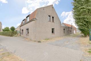 Deze te renoveren eigendom, gelegen op een perceel van circa 1.800 m², biedt bijzonder veel mogelijkheden, mede dankzij de aanwezigheid van diverse achterliggende bijgebouwen en een ruime loods.<br /><br />De woning beschikt over een ruime inkomhal met gastentoilet en toegang tot de riante wasplaats/technische ruimte. Verder is er een ruime leefruimte met plaats voor een bureel, salon en open keuken.<br /><br />Op de verdieping bevinden zich vier slaapkamers en een badkamer. De zolder is bereikbaar via een vaste trap in één van de slaapkamers. <br /><br />Achter de woning bevinden zich meerdere bijgebouwen, waaronder een loods. Deze eigendom is dan ook ideaal voor een kleine zelfstandige, aannemer of iemand die op zoek is naar extra opslag- of werkruimte.