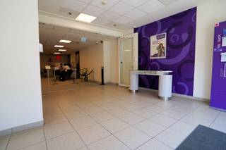 Ideaal gelegen in commerciële straat.<br /> Uiterst verzorgd, geen kosten te verwachten aan het gebouw (kleinschalige residentie).<br />incl achteraan kleine garage en 2 buitenstaanplaatsen.<br />Werd verhuurd aan 4.750,-/maand, vrij op 01/11 ek. OV 2.850 € in 2025.<br />Ideaal om zelf te betrekken of om te verhuren, uitstekend rendement.
