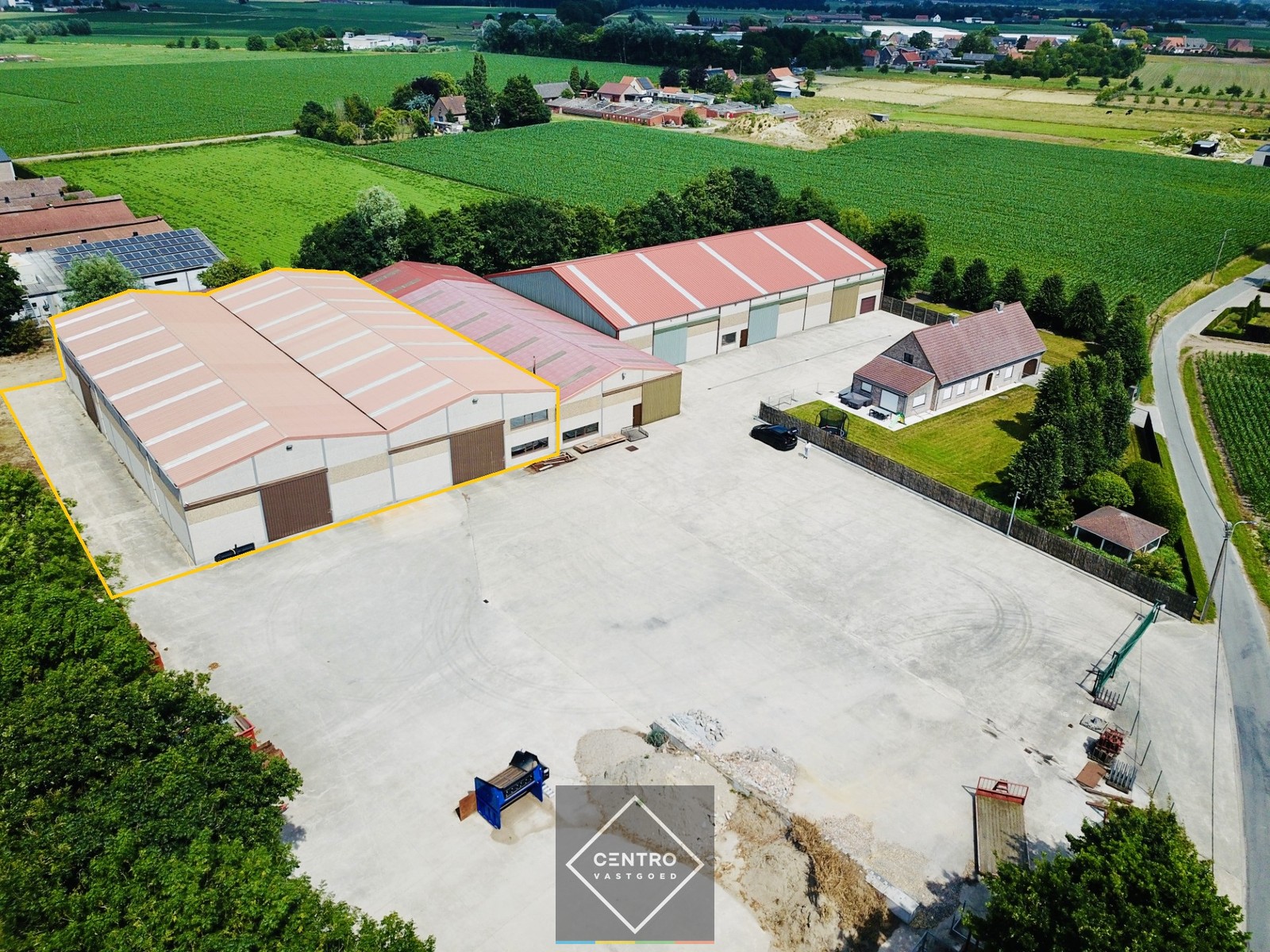Instapklare MAGAZIJNEN (1.500m²), voorzien van 2 ROLBRUGGEN (5 ton) en geïntegreerde KANTOORRUIMTE met sanitaire voorzieningen. Op ambachtelijke zone te Wingene! - foto 1