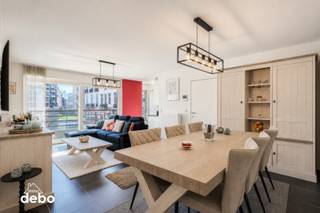 <strong>Modern appartement met zicht op het Casinoplein – ideaal als vaste woonst of als investering. </strong><br />Ontdek dit charmante en instapklaar appartement, ideaal gelegen in het hart van <strong>Blankenberge</strong>, op enkele stappen van het <strong>Casino</strong>, de <strong>zeedijk,</strong> alle winkels en horecagelegenheden.<br />Het appartement bevindt zich op een uitstekende locatie met <strong>frontaal zicht op het Casinoplein</strong>, waardoor u dagelijks kan genieten van de levendige sfeer die deze kuststad te bieden heeft.<br />Binnenin vindt u een <strong>lichtrijke en gezellige leefruimte</strong> met een <strong>open, volledig ingerichte moderne keuken.</strong><br />Er zijn 2<strong> volwaardige slaapkamers</strong>, een <strong>moderne badkamer</strong> met <strong>inloopdouche</strong> en <strong>dubbel lavabomeubel</strong>, alsook een apart toilet.<br />+ Gemeenschappelijke fietsenstalling op het gelijkvloers. <br /><strong>Troeven:</strong>
<ul>
<li><span>Centrale ligging vlakbij het Casino, strand en winkels</span></li>
<li><span>Zicht op het Casinoplein</span></li>
<li><span>Moderne afwerking, instapklaar</span></li>
<li><span>Twee slaapkamers</span></li>
<li><span>Badkamer met inloopdouche en dubbel lavabomeubel</span></li>
<li><span>Interessante investering met betrouwbare huurder</span></li>
<li>Inclusief met nieuwe meubelen</li>
<li>Bouwjaar 2014 - EPC label A - 82KWh/m² </li>
</ul>
Mis deze kans niet om een comfortabel en rendabel appartement te verwerven op een toplocatie aan de Belgische kust.<br />