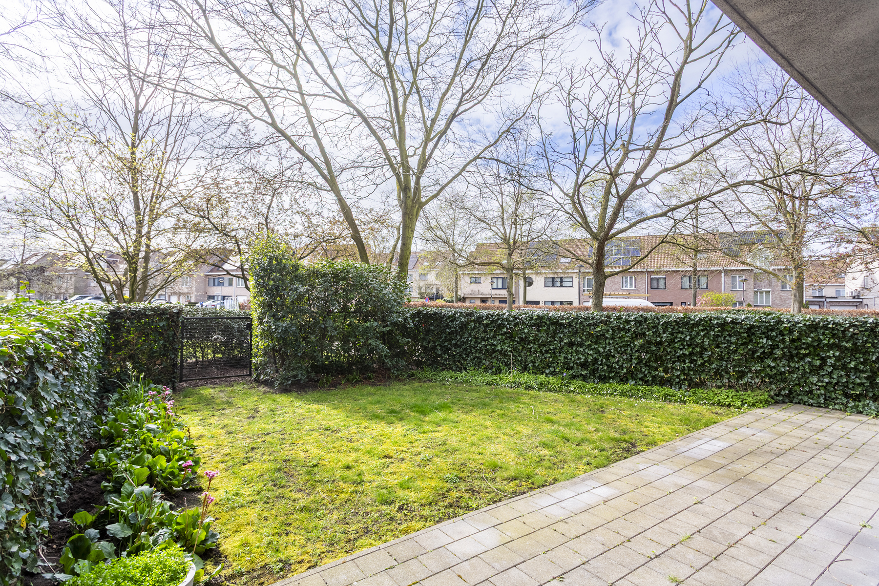 Instapklaar 3-slaapkamerappartement met tuin te Berchem - foto 4