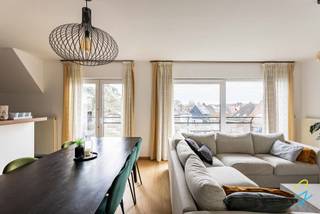 FOR SALE in GENTBRUGGE<br /><br />This spacious duplex flat welcomes you with a pleasant and light-filled living area with polished parquet flooring, which flows seamlessly into an open-plan kitchen. The well-thought-out layout and abundant natural light create a warm and inviting living environment.<br /><br />The flat has two spacious bedrooms, also finished with stylish polished parquet flooring, and two toilets for extra comfort. The bathroom is equipped with a bath with shower, washbasin, toilet and connection for a washing machine. <br /><br />This flat also scores particularly well in terms of practical amenities: there is a communal bicycle storage room and this spacious duplex flat comes with an underground parking space (purchase price €26,000).<br /><br />Additional features that further enhance the comfort of living:<br /><br />- New condensing boiler with condensing chimney (2023)<br />- New kitchen appliances: oven, dishwasher, hob and extractor hood (2022)<br />- Polished parquet flooring in the living room, staircase and bedrooms (2021)<br /><br />In short, a ready-to-move-in, stylish duplex flat in a quiet and green location, with excellent accessibility and all the comforts for pleasant living.<br /><br />Don't miss this opportunity and contact us today for more information or to schedule a viewing.<br /><br />Contact Ruben on 0479/ 03 90 17 or email ruben@cornelis-goeman.be