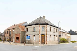 Deze te renoveren woning bestaat op het gelijkvloers uit een inkomhal/berging, leefruimte, leefkeuken, bureau, wasplaats, badkamer ( douche, toilet, ligbad, wastafel), een apart toilet en een grote berging/stal. Op de eerste verdieping zijn er 4 slaapkamers. De zolderverdieping is bereikbaar via vaste trap en bestaat uit nog een vijfde slaapkamer en zolder. Ondergronds is er een kelder. Buiten is er een tuintje en oprit. Verwarming op gas via gaskachels. Met 223 m2 bewoonbare oppervlakte is dit een ruim pand met verschillende mogelijkheden. Voor de handige harry!