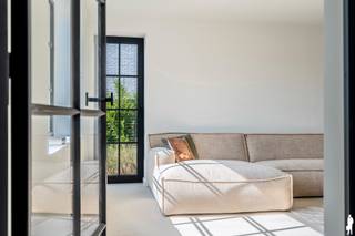 <p><strong>Volledig gerenoveerde villa met vier slaapkamers, gastenverblijf en zuidwestgerichte tuin aan de groene rand van Ravels. Aan de rand van Ravels, vlak bij de uitgestrekte Staatsbossen en op fietsafstand van het centrum, bevindt zich deze volledig gerenoveerde villa. De woning combineert een stijlvolle afwerking met bijzonder veel ruimte en hedendaags wooncomfort. Met onder meer vier slaapkamers, twee badkamers, een lichtrijke leefruimte met open designkeuken, een afzonderlijke kantoorruimte, een ruime garage en een instapklaar gastenverblijf is dit een uitzonderlijk veelzijdige eigendom. EPC label A</strong></p>
<p><strong>Gelijkvloerse verdieping</strong></p>
<p>De uitnodigende inkomhal met gastentoilet, sfeervolle indirecte verlichting en stijlvolle trappenhal verleent toegang tot de leefruimte. De woonkamer baadt dankzij de grote raampartijen in het natuurlijke daglicht. De ruime zithoek bevindt zich aan de straatzijde en biedt een aangenaam uitzicht op zowel de voortuin als de zijtuin. Centraal tussen de zithoek en de keuken ligt de eetkamer. amerhoge, dubbel opendraaiende deuren zorgen hier voor een rechtstreekse verbinding met de tuin en creëren een mooi samenspel tussen binnen en buiten. De open designkeuken is een absolute blikvanger. Ze werd uitgevoerd met gefineerde eiken kasten en binnenkasten in bijpassende kleur. De keuken is volledig uitgerust met een inductiekookplaat met geïntegreerde afzuiging in het werkblad, een vaatwasser, koelkast, afzonderlijke diepvriezer, spoelbak en oven. Het ruime composieten werkblad sluit naadloos aan bij het stijlvolle maatwerk. Dankzij de doordachte oriëntatie behoudt u tijdens het koken en tafelen contact met uw gezin of gasten en heeft u zicht op de oprit. Via de afzonderlijke zijingang bereikt u rechtstreeks de kantoorruimte. Deze toegang is voorzien van maatwerkkasten die dienstdoen als vestiaire en extra bergruimte, waardoor werken aan huis perfect mogelijk is zonder de privacy van de leefruimtes te verstoren. Een centrale gang vormt een rustig verbindingspunt tussen de leefruimte en het kantoor en geeft toegang tot twee ruime slaapkamers. Op deze verdieping bevindt zich bovendien een douchekamer, een afzonderlijk toilet en een praktische ruimte met aansluitingen voor een wasmachine en droogkast. De volledige gelijkvloerse verdieping is uitgerust met vloerverwarming. De aanwezige airconditioning zorgt tijdens de zomer voor aangename verkoeling en kan in de tussenseizoenen eveneens worden gebruikt om bij te verwarmen.</p>
<p><strong>Verdieping<br /></strong>Ook de bovenverdieping straalt rust en luxe uit. De natuurstenen vloer werd mooi doorgetrokken en versterkt het harmonieuze geheel. Hier bevinden zich twee ruime slaapkamers, die opengewerkt zijn tot in de nok van het dak en daardoor een bijzonder ruimtelijk karakter hebben. De stijlvolle badkamer is ingericht als een echte wellnessruimte en beschikt over een ruime inloopdouche, toilet en een dubbele wastafel met verlichte spiegel en praktische softclose-lades. Ook hier zijn aansluitingen voor een wasmachine en droogkast voorzien.</p>
<p><strong>Gastenverblijf en buitenruimte<br /></strong>Een bijzonder leuke verrassing is het afzonderlijke gastenverblijf achteraan in de tuin. Dit instapklare tiny house is bereikbaar via de tuin en vormt de ideale plek voor logés, inwonende kinderen, een hobbyruimte of een rustige werkplek. De verzorgde tuin is gunstig georiënteerd op het zuidwesten en biedt volop mogelijkheden om in alle rust van de zon en de groene omgeving te genieten. Daarnaast beschikt de woning over een ruime garage. De villa werd grondig en volledig vernieuwd en is onder meer voorzien van zonnepanelen, vloerverwarming en airconditioning in de leefruimte en slaapkamers. <br /><br />Bijzonderheden:<br />- Landelijke omgeving <br />- Volledig gerenoveerd, A label <br />- Zonnepanelen, Airco's <br />- Kindvriendelijke omgeving - op wandelafstand van natuurgebied Gewestbossen Ravels<br /><br /></p>
<p></p>