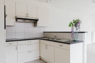 LIGGINGIn hartje Ertvelde, met vlotte verbinding naar Gent en de E34, bevindt zich dit instapklare appartement op de bovenste verdieping van een...