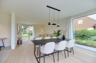 Hectaar construit des maisons neuves semi-ouvertes à faible consommation d'énergie à Wichelen, situées au centre, à proximité de diverses commodités. Vous pouvez profiter ici d'un environnement verdoyant, tout en étant à proximité des commerces, des écoles et des transports en commun, ce qui est idéal pour ceux qui recherchent une maison centrale et économe en énergie.<br /><br />Pour chaque maison, l'acheteur a la possibilité de participer pleinement à l'aménagement et à la finition de la maison. En concertation avec nos fournisseurs partenaires de confiance, vous choisissez vous-même les matériaux et les finitions en fonction de vos goûts et de votre budget, afin de faire de cette maison votre véritable chez-vous.<br /><br /><strong>Aménagement des maisons:</strong><br />Rez-de-chaussée : hall d'entrée avec toilettes pour invités, salon lumineux avec de grandes baies vitrées et cuisine ouverte, grand débarras.<br />Étage : hall de nuit avec toilettes séparées, 3 chambres spacieuses, salle de bains avec baignoire, douche à l'italienne et double lavabo.<br />Grenier : grand grenier accessible par une trappe, idéal comme espace de rangement supplémentaire ou salle de loisirs.<br /><br /><strong>Atouts de ces maisons:</strong><br />Habitat économe en énergie.<br />Chauffage au sol au rez-de-chaussée.<br />Panneaux solaires inclus.<br />Citerne d'eau de pluie de 7 500 litres raccordée aux toilettes, à la machine à laver et au robinet extérieur.<br /><br />Vous souhaitez une maison sur mesure, avec une attention particulière pour la lumière, l'espace et l'efficacité énergétique? Contactez-nous dès aujourd'hui pour plus d'informations ou pour prendre rendez-vous à notre bureau à Asse.<br /><span>(Les photos sont des images de référence de projets précédents).</span>