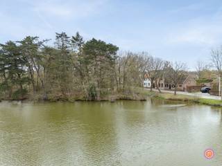 PLAN JOUW BEZOEK: calendly.com/office-julimmo/victordewitstraatIn het rustige Hingene vinden we deze halfopen bebouwing terug. Volgens velen de...