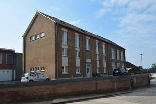Duplex-appartement met autostandplaats gelegen in een prachtig gerenoveerd schoolgebouw te Sluizen. Het appartement strekt zich uit over...