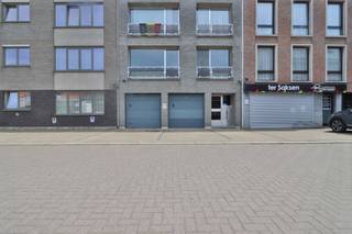 Het appartement is gelegen op de eerste verdieping en heeft volgende indeling: inkomhal, ruime living (31 m²), aparte keuken (voorzien van gaskookfornuis, oven, ijskast en 3-vaksdiepvries) met aansluitend een berging. Vanuit de keuken heeft u toegang tot het terras met nog een kleine buitenberging. <br /><br />Verder beschikt het appartement over 2 slaapkamers, apart toilet en badkamer met douche in bad en lavabomeubel met spiegelkast.<br /><br />In de huurprijs is een autostaanplaats (voor het gebouw) inbegrepen.<br /><br />Het appartement is onmiddellijk beschikbaar! <br /><br />Twijfel niet om ons te contacteren voor meer informatie of een plaatsbezoek via verhuur@homevast.be of tel. 03 376 20 20.