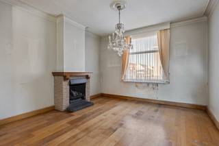 Goedgelegen woning op een perceel van 750m! De woning dient gerenoveerd te worden met biedt heel wat potentieel ! Bestaande uit hal, gezellige...