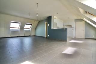Dit praktische en instap klaar appartement is gelegen nabij de Markt van Eeklo.
Op wandelafstand bevindt zich verschillende winkels, de horeca,het openbaar vervoer en de wekelijkse markt.
Het appartement is gelegen nabij de belangrijke invalswegen en de scholen.
Het appartement bestaat uit een ruime inkomhal met ingemaakte kast, een ruime en lichtrijke woonkamer met een open keuken en aansluitend een berging, twee slaapkamers en een badkamer met een ligbad en een dubbele lavabo en een apart toilet.
Op het gelijkvloers is er een fietsenberging aanwezig.
De algemene kosten zijn in de huurprijs inbegrepen.
Wenst u een bezoek aan dit centraal gelegen appartement?
Maak uw afspraak via www.vastgoedunicum.be of mail naar verhuur@vastgoedunicum.be