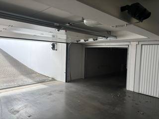 Goed gelegen garagebox te koop onder de residentie “Villa Frejus” te Middelkerke, Warande 33, op een steenworp van het centrum en de zeedijk! De garage is eenvoudig binnen te rijden en vlot toegankelijk via de Ijzerlaan.Afmetingen:- diepte: 5,40m- breedte: 2,75m- inrijbreedte: 2,35m- hoogte: 1,72mBent u geïnteresseerd in een garagebox op een centrale ligging vlakbij het centrum van Middelkerke? Aarzel niet en contacteer ons voor meer informatie of een bezoek ter plaatse!Bestuursmaatregelen in het maatregelenregister: nee