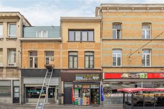 In de alomgekende Abdijstraat treffen we dit handelshuis, bestaande uit een winkelpand op het gelijkvloers en een duplex appartement dat te...