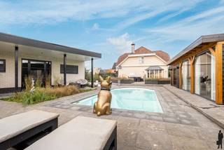 Mooi gelegen instapklare villa met o.a zwembad, jacuzzi en bijgebouw/kantoor/beautysalon van circa 120m².De woning heeft ruime leefruimtes met o.a: 4...