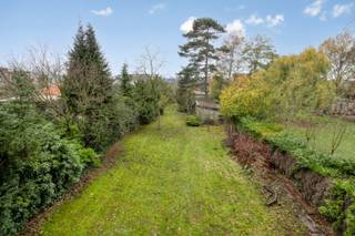 In het centrum van Belsele bieden wij u deze woning met heel veel potentieel op circa 1.673 m² grond aan. Nabijheid winkels, scholen, bus-aansluiting...<br />Inkomhal, ruime living met OH, aparte ingerichte keuken met bijhorende badkamer ( douchecabine, toilet en lavabo-meubel ). Apart bureel dat ook als extra slaapkamer op het gelijkvloers kan gebruikt worden. Ruime veranda met aanpalend terras. Magazijn met sectionaal poort van circa 54 m² ( ideaal voor de doe-het-zelver of kleine zelfstandige ) Tuinhuis, vijver, grote tuin met groenaanleg. Op de 1ste verdieping hebben we 3 slaapkamers en badkamer met ligbad, toilet en lavabo-meubel.<br />Mits de nodige aanpassing maak je hier uw droomwoning van!<br />Ideaal ook voor de kleine zelfstandige.<br />Maak nu uw afspraak via olivier@immo-en-cie.be of 0475/970.780