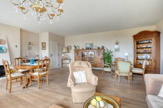 Dit verzorgd appartement op de 10de verdieping aan de Fruithoflaan biedt een prachtig vergezicht over het groen en geniet van veel lichtinval dankzij de grote raampartijen.<br />Het beschikt een riante woon- en eetkamer, keuken, badkamer, een apart toilet, drie volwaardige slaapkamers en een handige kelderberging.  Geniet de hele dag van de zon dankzij de terrassen aan zowel de voor- als achterzijde van het appartement.<br />Er is bovendien de mogelijkheid tot aankoop van een garagebox.<br />Winkels, grootwarenhuizen en openbaar vervoer bevinden zich op wandelafstand, waardoor dit een ideale locatie is voor comfortabel en rustig wonen met alle voorzieningen binnen handbereik.