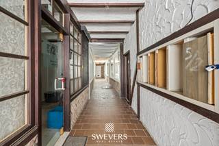 Voor meer info en foto's, surf naar www.swevers.be – In het centrum van Beringen vindt u dit veelzijdige pand met een combinatie van 2 appartementen en 4 handelspanden. Het gebouw dateert van 1979 en biedt tal van mogelijkheden voor wie wonen, werken of investeren wil combineren op één centrale locatie.<br />De ligging is een sterke troef, met scholen op 210 meter, winkels op 150 meter, restaurants op 130 meter, openbaar vervoer op 260 meter en een vlotte aansluiting op de snelweg op 4,2 kilometer. Hierdoor geniet u van een uitstekende bereikbaarheid voor zowel bewoners als klanten. Het gebouw bestaat uit meerdere entiteiten: een handelspand van 31 m², een appartement van 114 m², een appartement met handelspand van 206 m², twee bijkomende handelspanden van respectievelijk 25 m² en 27 m² en een duplex van 43 m². Op het gelijkvloers bevinden zich verschillende handelsruimtes rond een centrale hal, aangevuld met een keuken, toilet en berging. De woongelegenheden beschikken samen over 5 slaapkamers, 2 badkamers en 5 toiletten. De leefruimte heeft een oppervlakte van 21,43 m² en de keuken meet 16,12 m². Op de tweede verdieping bevinden zich drie slaapkamers en een badkamer, ideaal als afzonderlijke slaapverdieping. Verder beschikt het gebouw over een ruime zolderverdieping die extra mogelijkheden biedt als opslag-, hobby- of functionele ruimte, afhankelijk van de technische haalbaarheid en vergunningen. Ook de kelder van 37 m² vormt een praktische meerwaarde voor stockage of technische installaties. Het noordgericht terras vervolledigt het geheel. Dankzij de combinatie van meerdere woon- en handelsentiteiten, de centrale ligging en de vele mogelijkheden vormt dit pand een interessante opportuniteit voor investeerders, projectontwikkelaars en eigenaars met een duidelijke toekomstvisie. Voor meer informatie, bel 011 255 155. Bron bewoonbare oppervlakte: EPC – verslag.