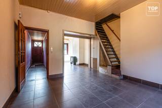 <p>Deze woning in de Gestichtstraat is gelegen op een gunstige locatie nabij scholen, winkels, openbaar vervoer, het UZ Gent en de R4, met een vlotte verbinding richting Gent en de omliggende gemeenten.<span></span></p>
<p>De woning beschikt over aangename, lichtrijke leefruimtes met een open keuken en een directe aansluiting naar de tuin.</p>
<p>Er zijn momenteel drie slaapkamers aanwezig, met de mogelijkheid om een vierde slaapkamer te creëren.</p>
<p>De leuke tuin vormt een bijkomende troef en biedt voldoende ruimte voor zowel ontspanning als praktisch gebruik.</p>
<p>De woning wordt verwarmd op aardgas en beschikt over een EPC-label D, waardoor er geen renovatieverplichting van toepassing is.</p>
<p>De woning kan op verschillende vlakken nog naar eigen smaak worden opgefrist en gemoderniseerd, zonder tijdsdruk.</p>
<p>Bel Top Vastgoed voor een bezoek op 0475 700 700.</p>