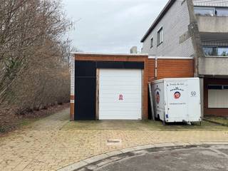 Magazijnruimte in 2 delen met een totale oppervlakte van 890 m² gelegen aan een plein met voldoende parkeergelegenheid. Voorzien van 2 nieuwe poorten...