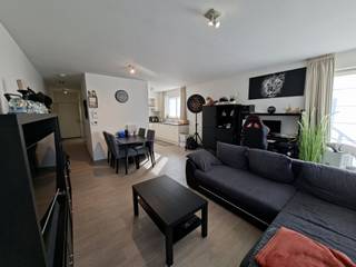✨Knap appartement: tof terras, veel lichtinval en heel veel flair. Ideaal voor met z'n tweetjes of als alleenstaande.✨<br /><br />Indeling : inkomhal, slaapkamer met en suite badkamer (inloopdouche, meubel met lavabo en groot raam om te verluchten), apart toilet met lavabo, toffe woonruimte met grote ramen naar het terras, open keuken met frigo, dampkap, fornuis, vaatwas en veel bergruimte, handige wasplaats/berging, Ondergrondse parkeerplaats 21 <strong>(60 euro extra per maand)</strong> en bijhorende kelderberging (3 m²). <br /><br /><u>Wettelijke info :</u><br />HP : € 750/m + GK : € 40/m + parking : € 60/m<br />EPC; B - label<br />Vrij : 01/12/2026 <br />Bel Stefan of Guillaume - 056/705262