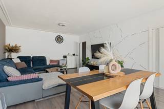 3 slaapkamer appartement gelegen aan de vernieuwde Zamenhoflaan met zicht op Gelmelenpark. Inkomhal, gastentoilet, woonkamer 30m² aan keuken met balkon, 3 slaapkamers (15/10/9m²) waarvan hoofdslaapkamer toegang heeft tot overdekt terras, badkamer (ligbad, lavabo in meubel). Het appartement is momenteel verhuurd. Extras's: privatieve berging op gelijkvloers, conforme elektrische keuring.