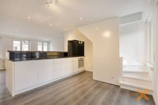 STIJLVOL INTAPKLAAR TRIPLEX-APPARTEMENT MET TERRAS IN HARTJE GENT. Slechts 1 appartement in het gebouw!! Bestaande uit: Inkomhal (plaats voor 2 fietsen), woonkamer/salon, grote totaal uitgeruste keuken (vaatwas en koelkast inclusief - afgewerkt met granieten werkblad) met plaats voor ontbijttafel en toegang naar gezellig terrasje, nachthal met ingemaakte dressingkasten, 2 grote slaapkamers (19 en 23m2 - waarvan 1 met ingemaakte kasten), ruime badkamer (groot ligbad - douche - dubbel lavabomeubel - toilet - ingemaakte kasten - plaats was -en droogautomaat). Centrale verwarming op aardgas, dubbel glas, overal verlichting voorzien. ABSOLUTE TOPWOONST IN CENTRUM GENT! Bezoek enkel mogelijk op afspraak met Immo-X via mail.