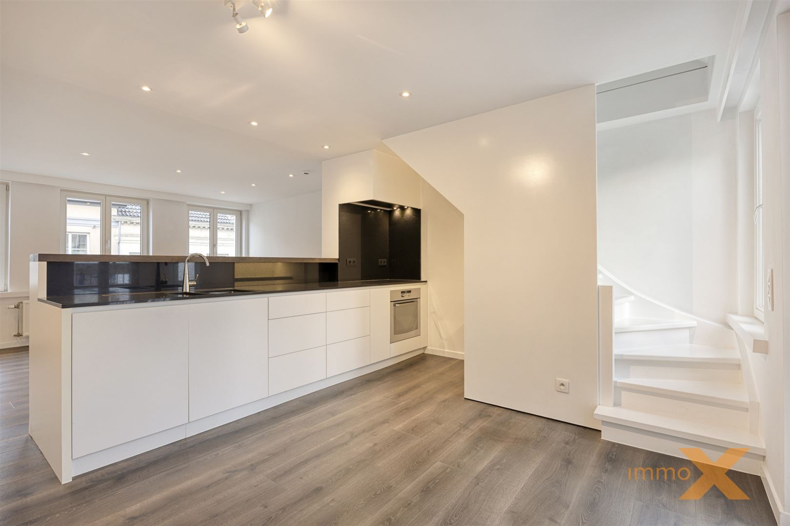 RUIME LICHTRIJKE, PERFECT ONDERHOUDEN TRIPLEX - foto 1