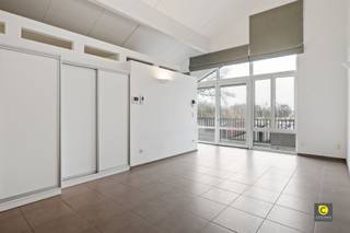 <p><span> </span></p><p><span>Residentie 3 Beuken: Modern en Duurzaam Wonen in het Hart van Kontich</span></p><p><span> </span></p><p><span>Welkom in Residentie 3 Beuken, een eigentijds en duurzaam wooncomplex van assistentiewoningen, gelegen nabij het centrum van Kontich. De drie gebouwen zijn mooi georiënteerd rond een centrale binnenplaats, voorzien van een aangelegde petanquebaan en gezellige zitbanken in de tuin. De ideale plek voor wie comfort en gemeenschap zoekt.</span></p><p><span> </span></p><p><span> </span></p><p><span>Het appartement </span><span><br />Moderne en duurzame architectuur, loft design</span></p><p><span>Groen en passief energieconcept, verwarming en koeling met warmtepomp, domotica.</span></p><p><span>Open keuken met keramische kookplaat, oven, dampkap, vaatwas, Micro-golf en koelkast. Badkamer met inloopdouche en toilet</span></p><p><span>Ruim terras met zicht op tuin en tennis, uiterst rustig</span></p><p><span> </span></p><p><span>Gemeenschappelijke voorzieningen / in mede-eigendom: </span></p><p><span>Verwarmd binnenzwembad, jacuzzi, sauna, fitness</span></p><p><span>Aagelegde tuin met petanquebaan,  zitbanken en zonneterrassen </span></p><p><span> </span></p><p><span>Grote liften vanaf ondergrondse parkeergarage naar woonverdiepingen </span></p><p><span>Gebruik inpandige bistro-polyvalente ruimte</span></p><p><span> </span></p><p><span>Varia:</span></p><p><span>Verlichting, inbouwspots en dimbare wandverlichting , alle armaturen zijn voorzien</span></p><p><span>Inbouwkasten living</span></p><p><span>Volledig afgewerkt, geschilderd en instapklaar, zonwering alle ramen</span></p><p><span> </span></p><p><span>Onbezorgd Wonen in Stijl</span><span>  </span></p><p><span>Complex van 48 erkende assistentiewoningen rond een centrale binnentuin</span></p><p><span>Basis dienstverlening gekoppeld aan kwaliteit en comfort</span></p><p><span>Tijdens kantooruren, mogelijkheid tot zorg en diensten op maat van de resident</span></p><p><span>Noodcentrale 24/24 u met interventie!  </span></p><p><span>Ruime parkeerplaats in het gebouw naast lift</span></p><p><span> </span></p><p><span> </span></p><p><span>Extra voordelen:</span></p><ul><li><span>Geen onroerende voorheffing voor assistentiewoningen!</span></li><li><span>Er is mogelijkheid om een autostaanplaats mee aan te kopen voor 25.000,00</span></li></ul><p><span> </span></p><p><span> </span></p><p><span> </span></p><p><span> </span></p><p><span> </span></p>