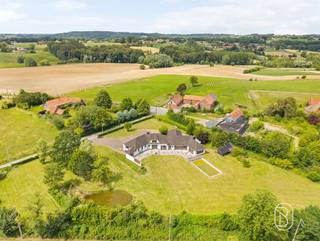 <p>Statige villa met zwembad en uniek uitzicht op een perceel van 6.401m²</p><p>Op zoek naar ruimte, rust en privacy? Dan zal deze charmante eigendom u meteen weten te bekoren. <br />Via een stijlvolle oprit bereikt u deze degelijke en karaktervolle villa, gelegen op een prachtig perceel van maar liefst 6.401 m².</p><p>De woning geniet van een uniek uitzicht op de omliggende omgeving en is omringd door een schitterend aangelegde tuin waar rust en natuur centraal staan. Dankzij de rustige ligging geniet u hier van volledige privacy, terwijl alle voorzieningen toch vlot bereikbaar blijven.</p><p>Deze solide woning, volledige onderkelderd, vormt een uitstekende basis voor wie een woning zoekt met karakter én toekomstmogelijkheden. Bovendien beschikt de eigendom over een zwembad, waardoor het vakantiegevoel hier elke dag aanwezig is.</p><p>Met haar ruime volumes en sterke fundamenten biedt deze woning bovendien enorm veel potentieel om verder te moderniseren of aan te passen aan uw eigen woonwensen.<br />Troeven:<br />✔ Perceel van 6.401 m²<br />✔ Uniek en weids uitzicht, met maximale privacy<br />✔ Zwembad aanwezig, prachtige tuin<br />✔ Degelijke, solide constructie<br />✔ Veel uitbreidings- en renovatiemogelijkheden<br />✔ Ideaal als gezinswoning, tweede verblijf of vakantiewoning</p><p><br />Een eigendom voor wie houdt van ruimte, natuur en een uitzonderlijke woonbeleving op een unieke locatie. Een bezoek zal u ongetwijfeld overtuigen.</p>