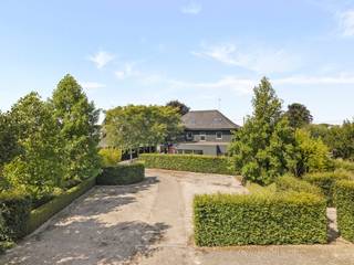 TOPgelegen langs de N60, genietend van alle visibiliteit: leuk instapklaar groot kantoorgebouw/praktijk met grote achterliggende privé-parking. <br />Fantastische commerciële eigendom met enorm veel potentieel. <br /><br />Leuk karaktervol charmant gebouw bestaande uit burelen, vergaderzalen, praktijkruimtes, 2 keukens en sanitair,, onderkelderd, op 2156m2, + extra bijgebouw met potentieel. <br />Tevens ideale horecazaak/groepspraktijk/privé-kliniek/private banker... <br /><br />Bezoek na afspraak met IMMO BEGUIN: info@immobeguin.be