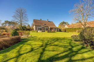 <p><span>Perfect onderhouden villa palend aan natuurgebied in een doodlopende straat.</span></p><p><span> </span></p><p><span>* Gelijkvloers : inkomhal op keramische tegel, vestiaire, gastentoilet, ruime woonkamer met houtkachel en eetkamer, aanpalend een zeer gezellige smeedijzeren veranda met zicht op de prachtige tuin, ruime keuken met plaats voor ontbijthoek en dubbel open gaande deur naar het terras, bijkeuken met toegang naar het terras, ruime garage voor twee auto's met automatische poorten, douche en extra berging met toegang naar de kelder.</span></p><p><span> </span></p><p><span>* Verdieping : nachthal op parket met toilet, 4 ruime slaapkamers op parket, badkamer met douche / ligbad en dubbele wastafel.</span></p><p><span> </span></p><p><span>* Diverse :</span></p><p><span>- ruime bergzolder</span></p><p><span>- grote voortuin met plaats voor verschillende auto's</span></p><p><span>- cv op gascondensatieketel</span></p><p><span>- automatische poorten</span></p><p><span>- tuinhuis</span></p><p><span> </span></p><p><span>Deze zeer degelijk gebouwde villa is gelegen in één van de mooiste straten van 's-Gravenwezel, biedt alles om luxueus te wonen. Deze villa is perfect onderhouden en gelegen in een doodlopende straat palend aan natuurgebied. Daarnaast is er een prachtige tuin aanwezig, waar je heerlijk kunt ontspannen en genieten van de rust. Golfclub "Rinkven" en het centrum van 's-Gravenwezel liggen op fietsafstand van deze fantastische villa.</span></p><p><span> </span></p>