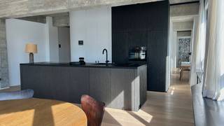Dit gemeubeld appartement geniet van een uiterst centrale ligging in de kern van het historisch centrum en als het ware in de tuin van ‘Antwerpens Mooiste’.<br /><br />Pal in het authentieke en pittoreske hart van Antwerpen. Tal van gezellige bars, lekkere restaurants, shoppingcentra en trendy winkels alsook tal van andere ‘hotspots’ vindt u in de onmiddellijke omgeving en zijn vlot te voet bereikbaar. De voornaamste metrolijnen liggen eveneens op wandelafstand.<br /><br />Doorheen het appartement ligt een mooie massieve parketvloer.<br /><br />De leefruimte is open en licht met aansluitend de open keuken met kookeiland. Deze is spiksplinternieuw en volledig geïnstalleerd met moderne toestellen en voorzien van dubbele spoelbak, vaatwasser, koelkast met vriesvak, combi-oven en inductiekookplaat met ingebouwde afzuiging.<br /><br />Ruime masterbedroom met dressingwand. Luxueuze en suite badkamer met ruime inloopdouche en dubbel lavabomeubel, dit alles in een klassevolle marmerlook.<br /><br />De tweede slaapkamer heeft eveneens een kastenwand waarin een lavabomeubel netjes is weg gewerkt met aansluitend een inloopdouche. Deze ruimte kan ook gebruikt worden als apart bureau.<br />Aparte berging met was- droogautomaat.<br /><br />Gemeenschappelijke lasten: 100 Euro.<br />De nutsvoorzieningen (gas, water en elektriciteit) zijn privatief op te nemen. <br /><br />Onmiddellijk beschikbaar.