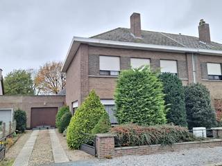 Deze rustig gelegen woning met 3 slaapkamers, garage en aangename tuin wordt aangeboden als een interessante investeringsopportuniteit, met levenslange huur door de huidige eigenares.<br />Bent u op zoek naar een zorgeloze investering met onmiddellijk rendement? Dan is dit pand zeker het ontdekken waard. U geniet van de zekerheid van een betrouwbare huurster die de woning met de grootste zorg onderhoudt, zonder risico op leegstand of bijkomende zorgen.<br />De woning beschikt momenteel over een energielabel E. Binnen een termijn van 6 jaar zijn renovatiewerken vereist, waarbij een dakvernieuwing en het voorzien van voldoende dakisolatie reeds kunnen volstaan om het gewenste energielabel te behalen. Dit biedt bovendien de kans om de waarde van uw investering op termijn verder te optimaliseren.<br />Vanaf de start wordt een maandelijkse huurinkomst van €900 gegarandeerd, wat neerkomt op een aantrekkelijk rendement van ongeveer 3%.<br />Geïnteresseerd in deze unieke kans? Neem gerust contact op voor meer informatie of om een bezoek ter plaatse in te plannen.