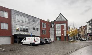 Découvrez cet appartement très spacieux et prêt à emménager, comprenant deux chambres, une place de parking souterraine et une terrasse...