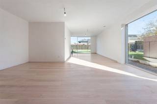 <p><span>Nieuwbouw open bebouwing met uiterst kwalitatieve en energetische afwerking te Beringen! 6% BTW mogelijk!</span></p><p><span> </span></p><p><span> Belangrijkste troeven: </span></p><p><span>- Centrale ligging</span></p><p><span>- Kwalitatief afgewerkt</span></p><p><span>- E-peil 10</span></p><p><span>- Warmtepomp</span></p><p><span>- Vloerverwarming en koeling</span></p><p><span>- Pré-airco</span></p><p><span>- Zonnepanelen</span></p><p><span>- Afwerking keuken inbegrepen volgens voorziene budget</span></p><p><span> </span></p><p><span>Bekijk zeker ook de grondplannen met de afmetingen. Zo krijgt u van thuis uit al een perfect beeld van wat deze woning te bieden heeft!</span></p><p><span> </span></p><p><span>Wenst u meer info of een vrijblijvende bezichtiging, contacteer dan ons kantoor op het nummer 011 85 15 15 en wij helpen u graag verder.</span></p>