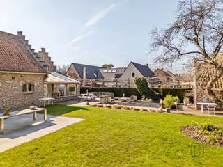 <p>In een rustige en groene omgeving bevindt zich deze veelzijdige villa, ideaal voor grote gezinnen, cohousing, kangoeroewonen of zelfstandigen die wonen en werken willen combineren. De woning biedt tal van mogelijkheden dankzij haar flexibele indeling en is perfect geschikt voor een praktijk of bijberoep aan huis.<br /><br />De hoofdwoning beschikt over een ruime inkomhal met apart toilet, een lichtrijke woonkamer met houtcassette, keuken met berging, veranda, bureau of multifunctionele ruimte, groot terras en een zeer ruime garage. Op de eerste verdieping bevinden zich twee volwaardige slaapkamers, een badkamer met bad en douche en een grote dressing. Daarnaast zijn er twee praktische kelders.<br /><br />Naast de hoofdwoning bevindt zich een afzonderlijke wooneenheid met keuken, badkamer en twee slaapkamers, wat extra opportuniteiten biedt voor kangoeroewonen, cohousing, verhuur of een zelfstandige activiteit.<br /><br />De prachtig aangelegde tuin zorgt voor rust en privacy en maakt het geheel compleet. Een unieke opportuniteit voor wie op zoek is naar ruimte, flexibiliteit en een groene woonomgeving.<br /><br />Meer info of plan je bezoek: wim@immobeguin.be<br />Te koop via Immo Beguin, uw vastgoedexpert sinds 2009, met kantoren in Ronse, Waregem, Kortrijk, Deinze, Doornik en Lessen.</p>